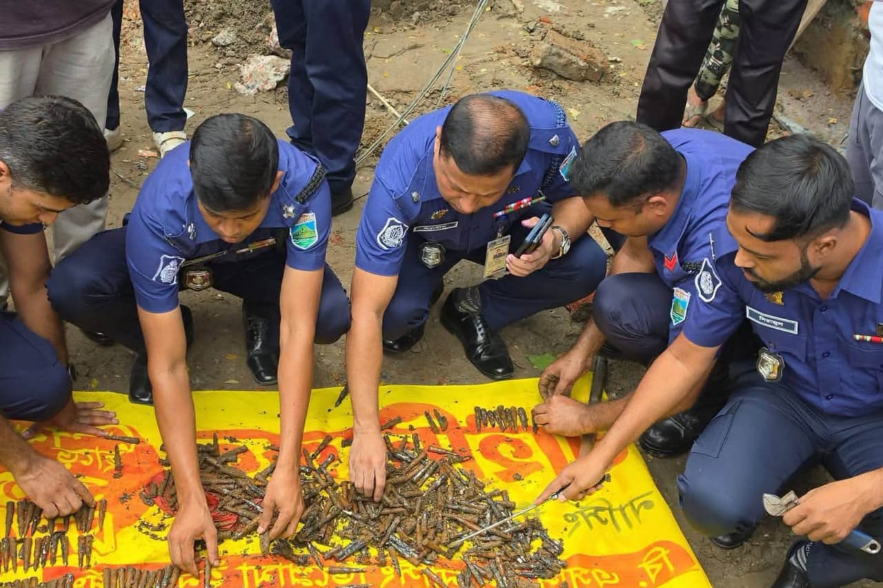 বগুড়ায় ড্রেন খননের সময় মাটির নিচে মিলল ৩৩৪টি গুলি